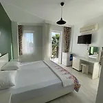 Greenway Hotel *